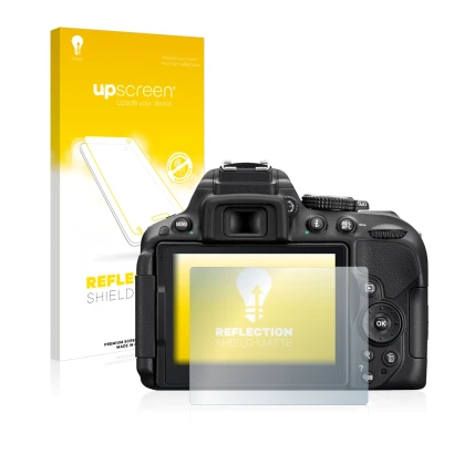 Parte frontal de un envase de producto con el logotipo de la marca upscreen. Al lado se muestra el dispositivo Nikon D5300 con