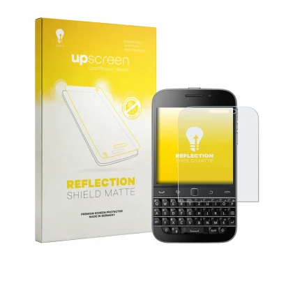 Parte frontal de un envase de producto con el logotipo de la marca upscreen. Al lado se muestra el dispositivo Blackberry Clas