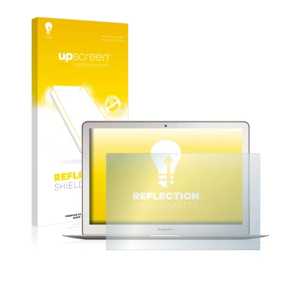 Parte frontal de un envase de producto con el logotipo de la marca upscreen. Al lado se muestra el dispositivo Apple MacBook A