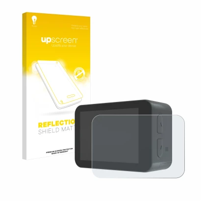 Parte frontal de un envase de producto con el logotipo de la marca upscreen. Al lado se muestra el dispositivo Akaso V50X con