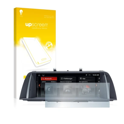 Parte frontal de un envase de producto con el logotipo de la marca upscreen. Al lado se muestra el dispositivo BMW 5 F10 2014 