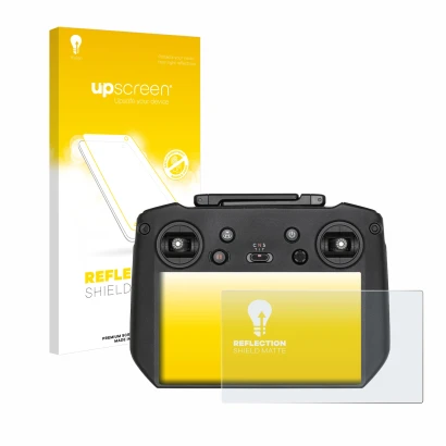 Parte frontal de un envase de producto con el logotipo de la marca upscreen. Al lado se muestra el dispositivo DJI RC Pro con