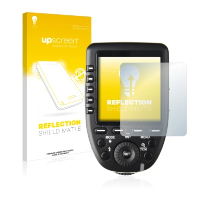 Parte frontal de un envase de producto con el logotipo de la marca upscreen. Al lado se muestra el dispositivo Godox XPro con