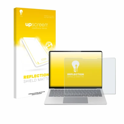 Parte frontal de un envase de producto con el logotipo de la marca upscreen. Al lado se muestra el dispositivo Microsoft Surfa