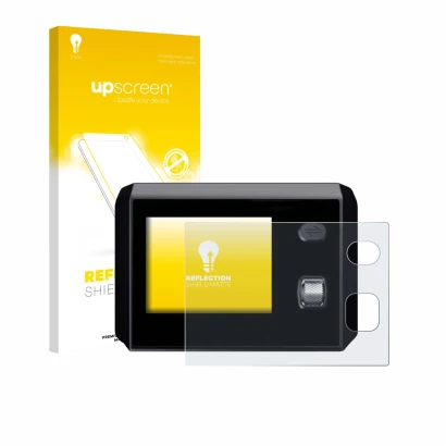 Parte frontal de un envase de producto con el logotipo de la marca upscreen. Al lado se muestra el dispositivo SkyRC MC5000 co