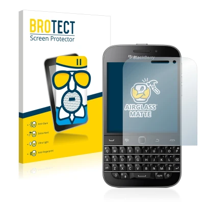 Parte frontal de un envase de producto con el logotipo de la marca BROTECT. Al lado se muestra el dispositivo Blackberry Class