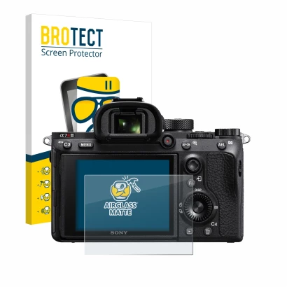 Parte frontal de un envase de producto con el logotipo de la marca BROTECT. Al lado se muestra el dispositivo Sony Alpha 7R II