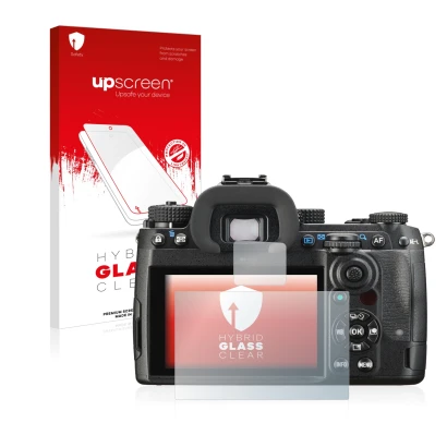 Parte frontal de un envase de producto con el logotipo de la marca upscreen. Al lado se muestra el dispositivo Pentax K-3 Mark