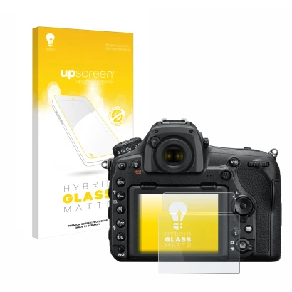 Parte frontal de un envase de producto con el logotipo de la marca upscreen. Al lado se muestra el dispositivo Nikon D850 con 
