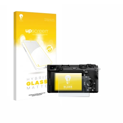 Parte frontal de un envase de producto con el logotipo de la marca upscreen. Al lado se muestra el dispositivo Sony Alpha 6700