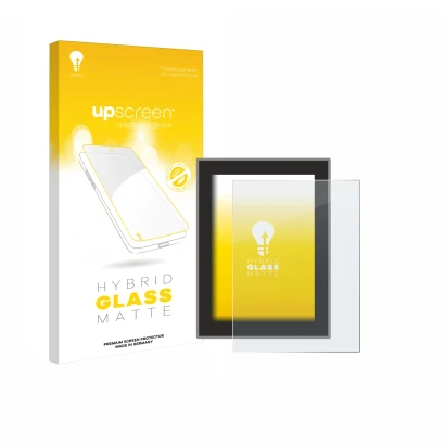 Parte frontal de un envase de producto con el logotipo de la marca upscreen. Al lado se muestra el dispositivo Volvo S90 (2018