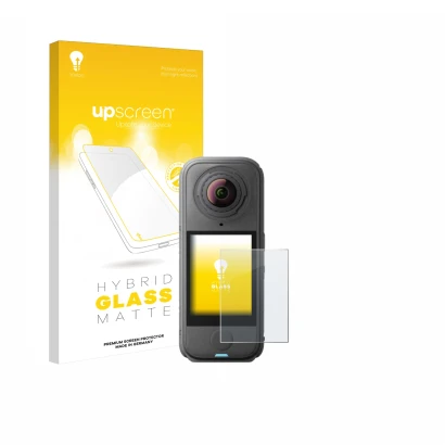 Parte frontal de un envase de producto con el logotipo de la marca upscreen. Al lado se muestra el dispositivo Insta360 X4 Air