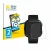 Parte frontal de un envase de producto con el logotipo de la marca BROTECT. Al lado se muestra el dispositivo Fitbit Versa con