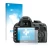Parte frontal de un envase de producto con el logotipo de la marca upscreen. Al lado se muestra el dispositivo Nikon D3100 con