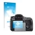 Parte frontal de un envase de producto con el logotipo de la marca upscreen. Al lado se muestra el dispositivo Sony Alpha 58 (