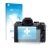 Parte frontal de un envase de producto con el logotipo de la marca upscreen. Al lado se muestra el dispositivo Canon EOS M5 co