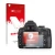 Parte frontal de un envase de producto con el logotipo de la marca upscreen. Al lado se muestra el dispositivo Nikon D5000 con