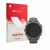 Parte frontal de un envase de producto con el logotipo de la marca upscreen. Al lado se muestra el dispositivo Garmin Fenix 9 