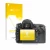 Parte frontal de un envase de producto con el logotipo de la marca upscreen. Al lado se muestra el dispositivo Nikon D90 con s