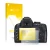 Parte frontal de un envase de producto con el logotipo de la marca upscreen. Al lado se muestra el dispositivo Nikon D3000 con
