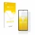 Parte frontal de un envase de producto con el logotipo de la marca upscreen. Al lado se muestra el dispositivo Infinix Note 30