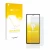Parte frontal de un envase de producto con el logotipo de la marca upscreen. Al lado se muestra el dispositivo Infinix Note 30