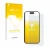 Parte frontal de un envase de producto con el logotipo de la marca upscreen. Al lado se muestra el dispositivo Apple iPhone 15