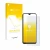 Parte frontal de un envase de producto con el logotipo de la marca upscreen. Al lado se muestra el dispositivo Tecno Spark 10 