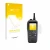 Parte frontal de un envase de producto con el logotipo de la marca upscreen. Al lado se muestra el dispositivo Icom IC-M94D co