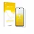 Parte frontal de un envase de producto con el logotipo de la marca upscreen. Al lado se muestra el dispositivo Motorola Moto G