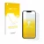 Parte frontal de un envase de producto con el logotipo de la marca upscreen. Al lado se muestra el dispositivo Apple iPhone 17