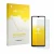 Parte frontal de un envase de producto con el logotipo de la marca upscreen. Al lado se muestra el dispositivo Itel Zeno 100 c