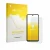 Parte frontal de un envase de producto con el logotipo de la marca upscreen. Al lado se muestra el dispositivo Doogee M30 con 