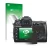 Parte frontal de un envase de producto con el logotipo de la marca upscreen. Al lado se muestra el dispositivo Nikon D300S con