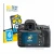 Parte frontal de un envase de producto con el logotipo de la marca BROTECT. Al lado se muestra el dispositivo Nikon D810 con s
