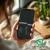 Smartphone con dos láminas protectoras, ScreenLeaf arriba y otra debajo. Las huellas dactilares son claramente visibles en la 